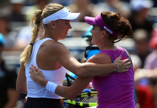 Radwańska i inne tenisistki gratulują Wozniacki