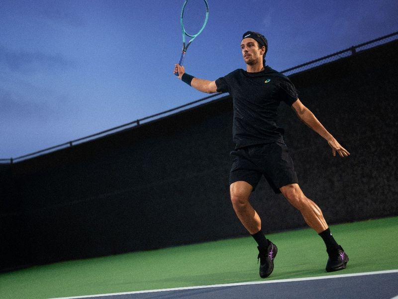 ASICS prezentuje kolekcję Night Energy stworzoną z myślą o grze w blasku reflektorów