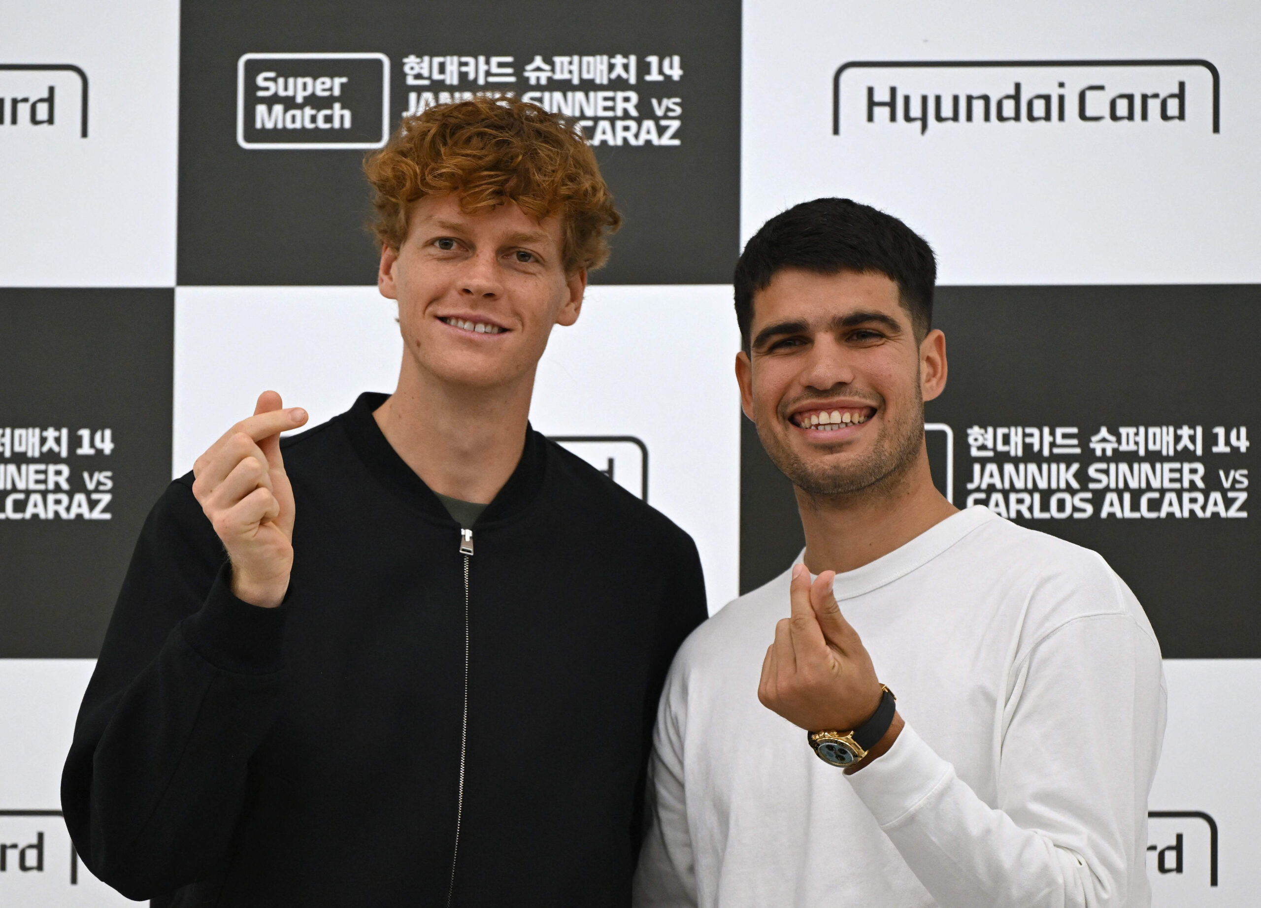 Carlos Alcaraz pokonał Jannika Sinnera w pokazowym meczu w Seulu