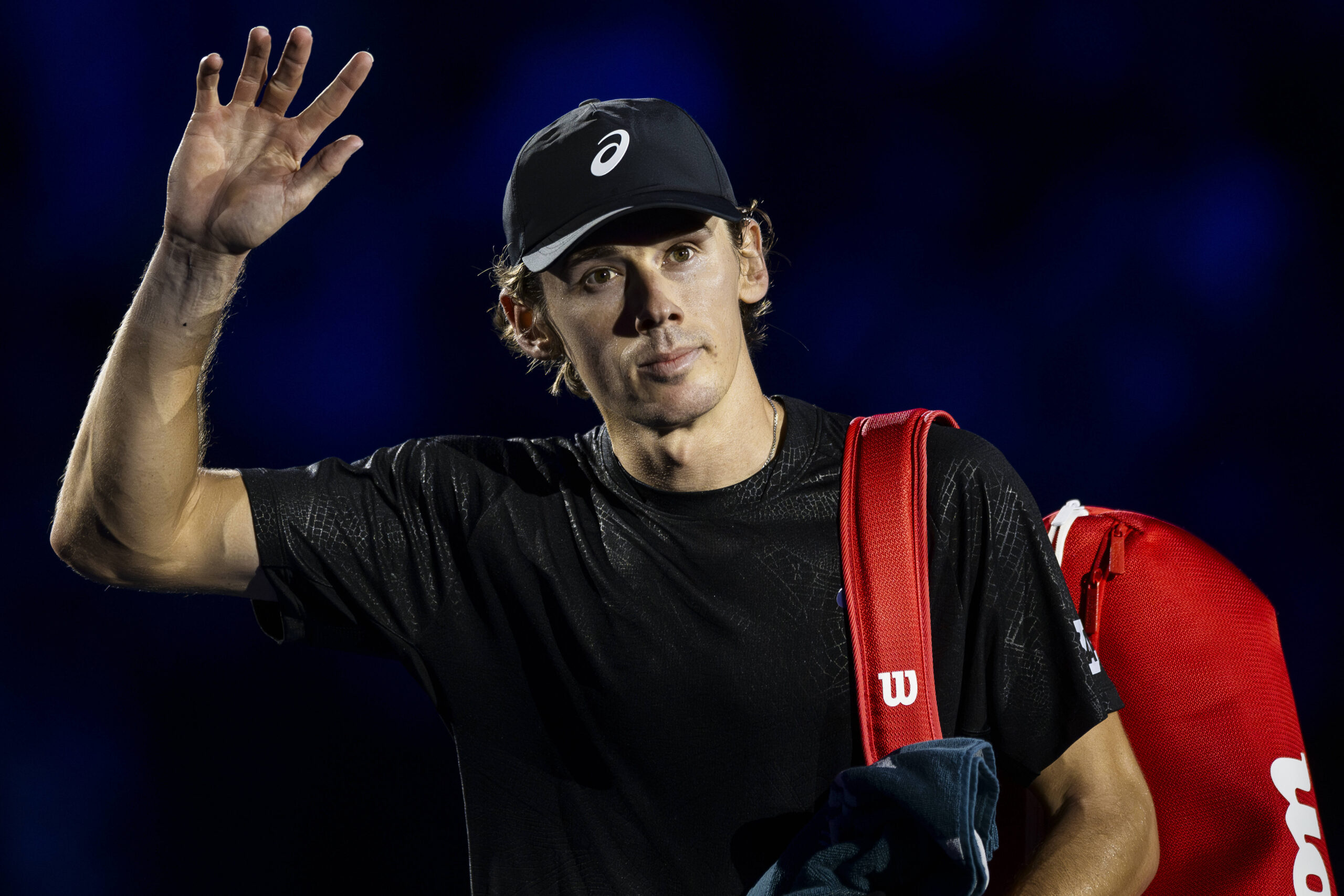 Barcelona. De Minaur za burtą, młody Hiszpan z awansem